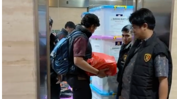 Bareskrim Sita Tumpukan Kontainer Barang Bukti Dari Kantor Pt Dsi Terkait Fraud