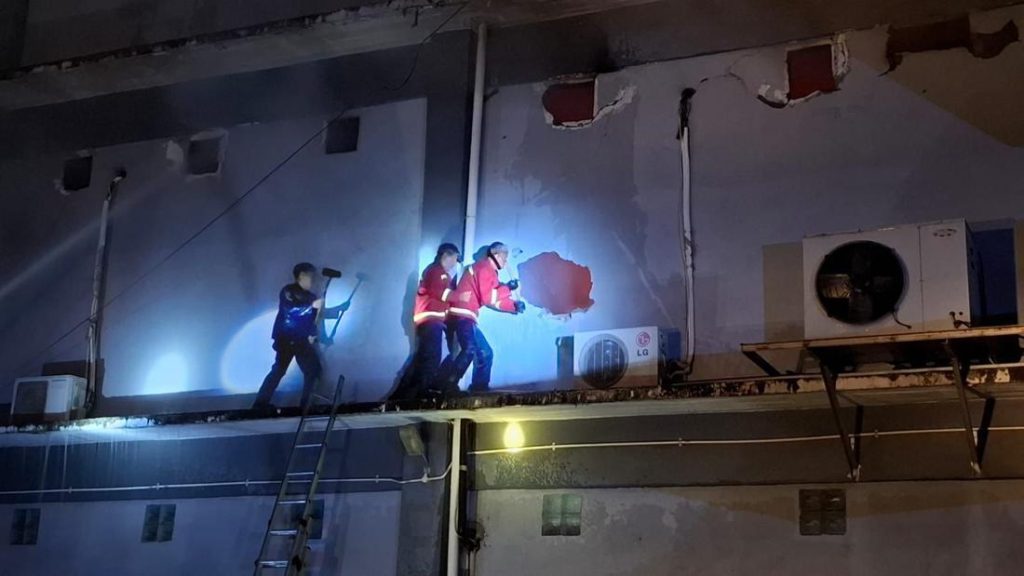 Damkar Jebol Dinding Intan Market Sintang Asap Tebal Halangi Pemadaman