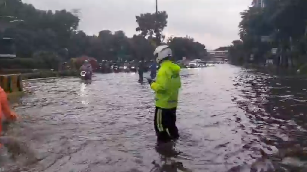 Hujan Deras Jalan Di Panjaitan Jaktim Arah Kebon Nanas Terendam Banjir