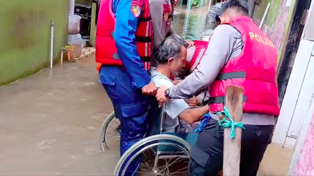 Banjir Pela Mampang Jaksel Polisi Evakuasi Warga Termasuk Yang Sakit