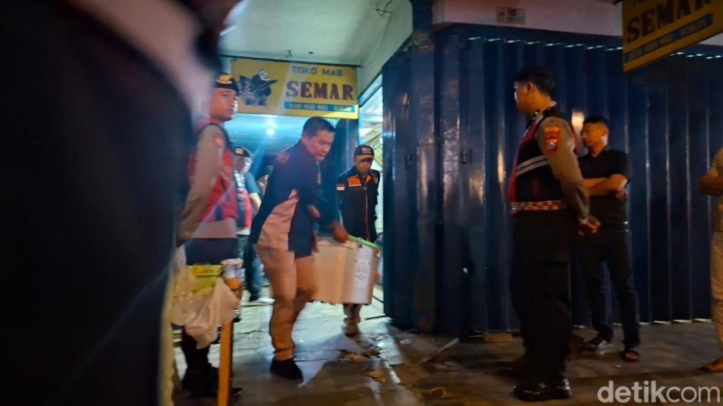 Bareskrim Sita 2 Kotak Perhiasan Emas Toko Semar Terkait Tambang Ilegal Kalbar