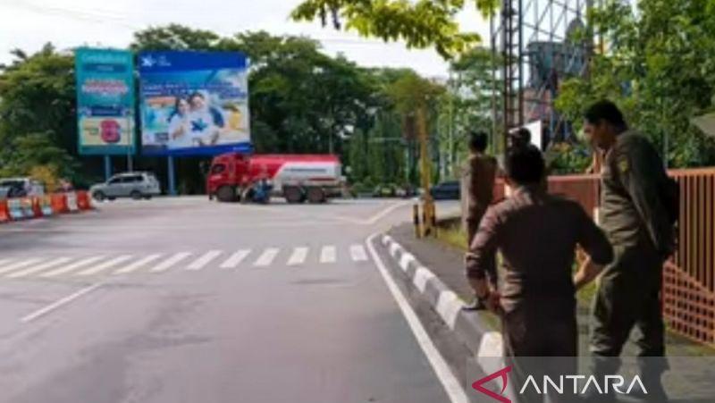 Satpol Pp Banjarmasin Tertibkan Baliho Reklame Usai Disorot Prabowo