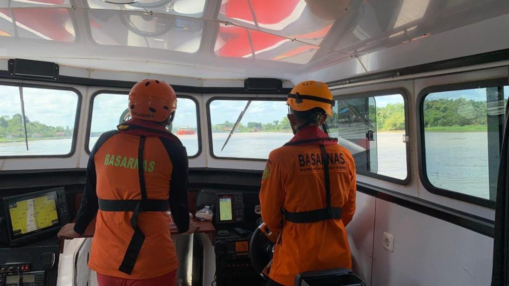 Kapal Tambang Pasir Terbalik Di Sungai Kapuas Dua Abk Hilang Satu Tewas