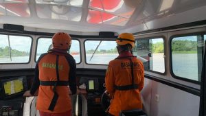 Kapal Tambang Pasir Terbalik Di Sungai Kapuas Dua Abk Hilang Satu Tewas