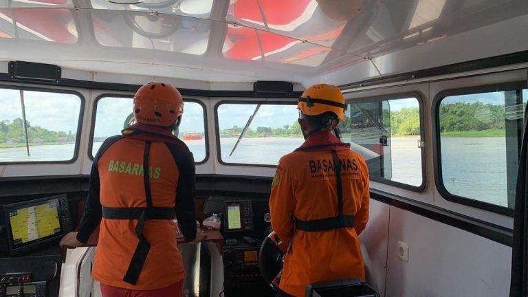 Kapal Tambang Pasir Terbalik Di Sungai Kapuas Dua Abk Hilang Satu Tewas
