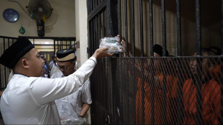 Tahanan Polres Serang Terharu Santap Opor Rendang Lebaran Di Balik Jeruji