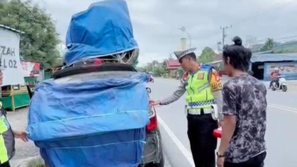 Travel Overload Bawa 12 Penumpang 1 Motor Ditertibkan Polisi