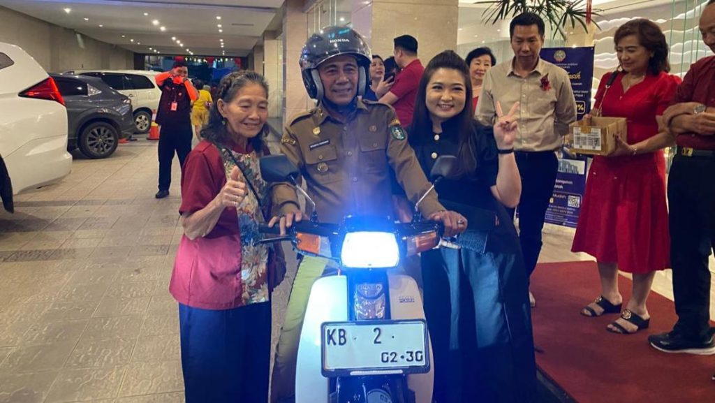 Wagub Kalbar Krisantus Ngantor Pakai Motor Lawas Kisah Kesederhanaan Viral