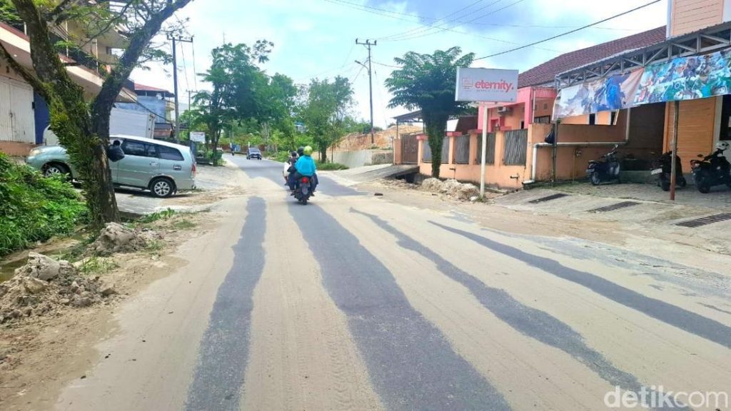 Warga Tarakan Keluhkan Debu Pasir Sisa Banjir Di Jalan Karang Anyar