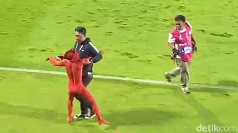 Borneo Fc Tekuk Psm 2 1 Diwarnai Kartu Merah Dan Aksi Suporter