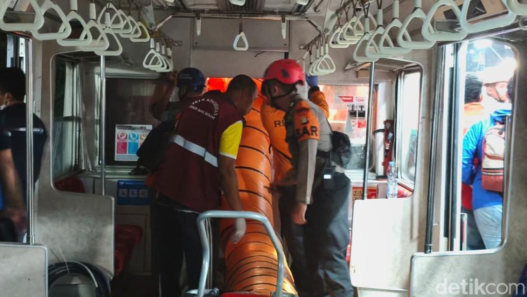 Evakuasi Korban Tabrakan Kereta Bekasi Petugas Teriak Minta Oksigen Tandu