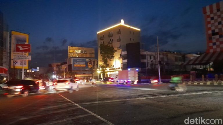 Listrik Padam Total Di Medan Warga Keliling Cari Wifi Hubungi Keluarga